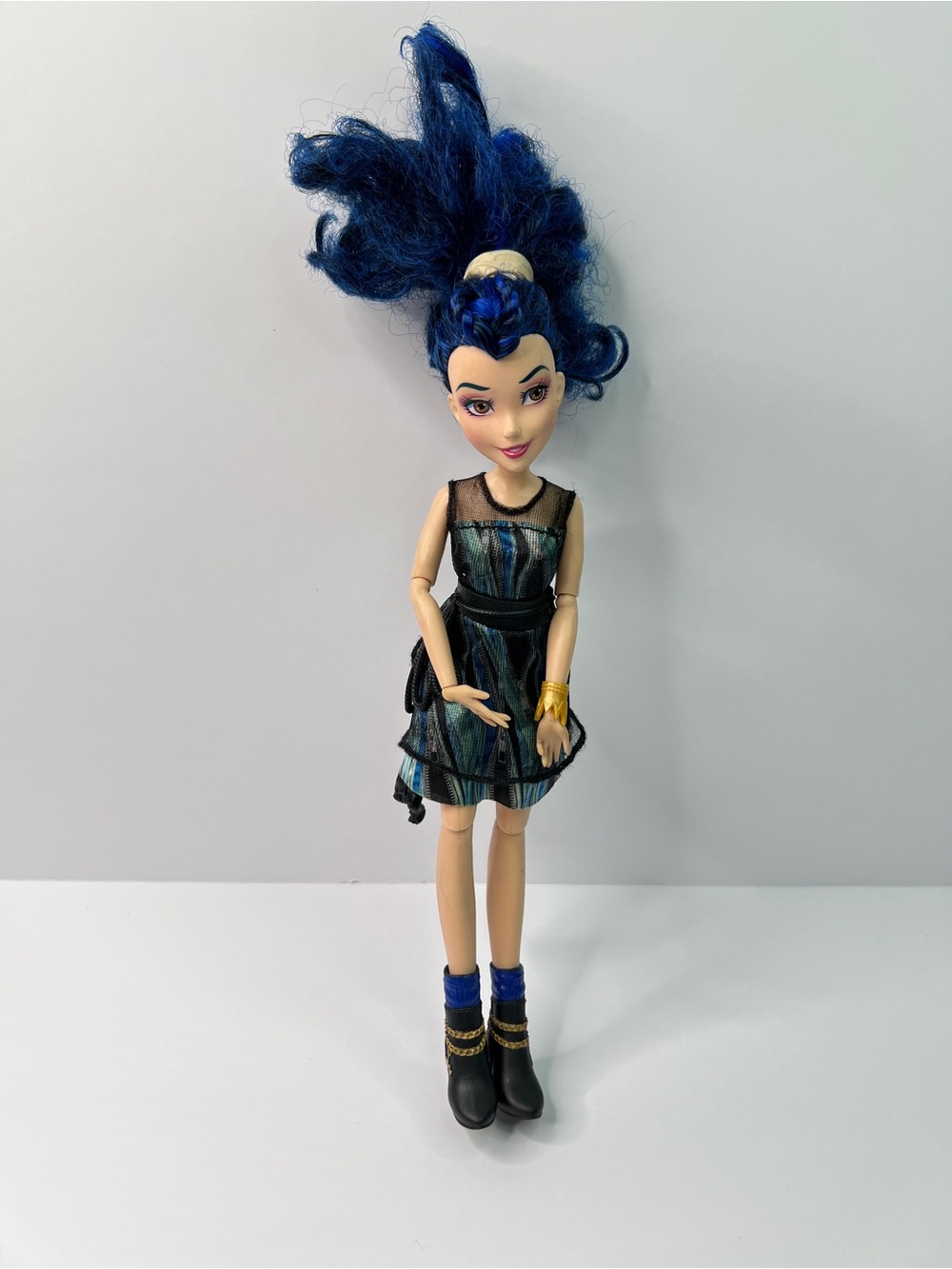 Hasbro Disney 2014 Descendants Isle Of The Lost 11” Evie Doll with Blue Hair